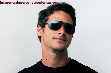 fotos de hombres con lentes de sol moda