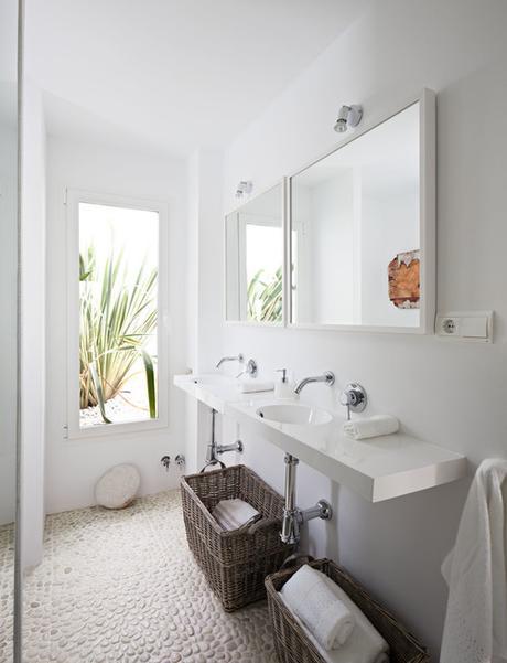 ¡Trucos para dar personalidad a un baño en blanco!