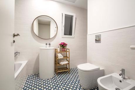 ¡Trucos para dar personalidad a un baño en blanco!