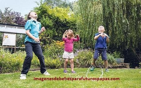 imagenes de niños jugando en el jardin parque