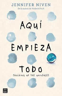 Reseña #246. Aquí Empieza Todo, de Jennifer Niven. Portada del libro Aqui empieza todo, de Jennifer Niven, donde en un fondo blanco se numerosa nubes dispuestas de tres en tres y una canica azul.