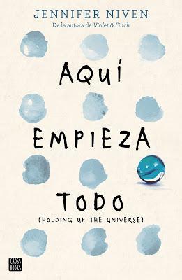 Portada del libro Aqui empieza todo, de Jennifer Niven, donde en un fondo blanco se numerosa nubes dispuestas de tres en tres y una canica azul.