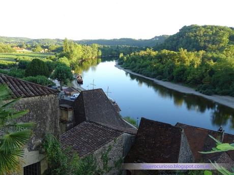 [Nuevo Post]:La Roque-Gageac, un pueblo francés colgado en un acantilado.