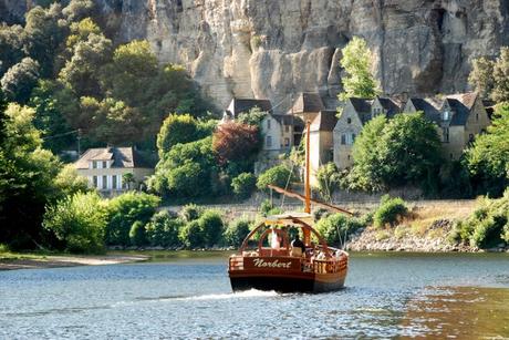 [Nuevo Post]:La Roque-Gageac, un pueblo francés colgado en un acantilado.