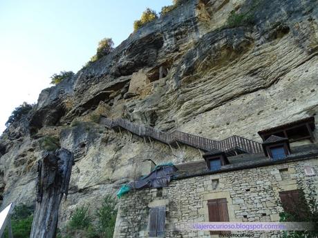 [Nuevo Post]:La Roque-Gageac, un pueblo francés colgado en un acantilado.