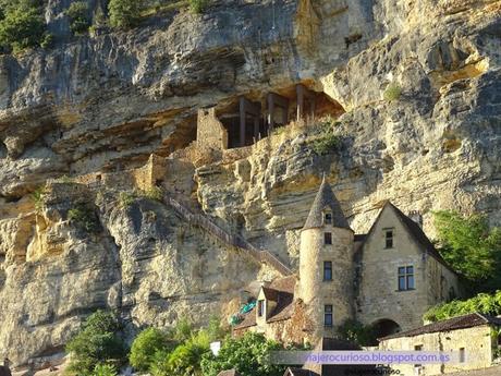 [Nuevo Post]:La Roque-Gageac, un pueblo francés colgado en un acantilado.