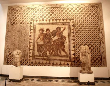 Un mosaico dedicado a Baco.