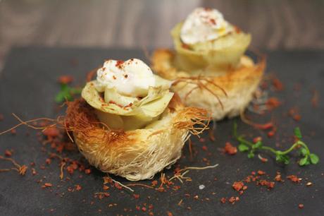 Nidos de Pasta Kataifi con Puré de Patata Aromatizado con Polvo de Trufa Negra, Alcachofa, Huevo Escalfado de Codorniz y Sal de Jamón Ibérico