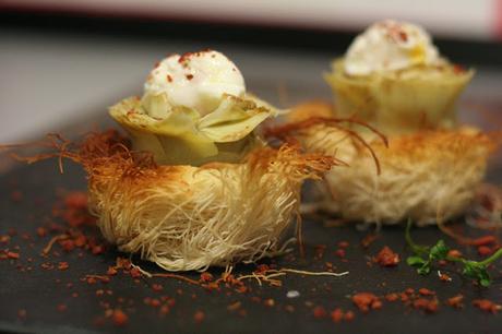 Nidos de Pasta Kataifi con Puré de Patata Aromatizado con Polvo de Trufa Negra, Alcachofa, Huevo Escalfado de Codorniz y Sal de Jamón Ibérico