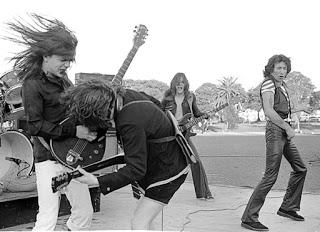 37 años sin Bon Scott, el poeta sucio del rock and roll.