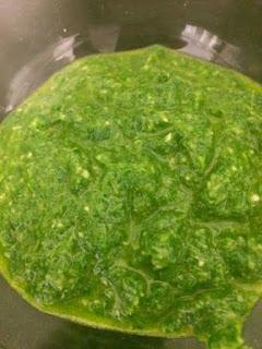 PASTA CON PESTO DE RUCULA, TOMATE Y QUESO DE CABRA