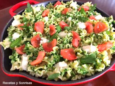 PASTA CON PESTO DE RUCULA, TOMATE Y QUESO DE CABRA