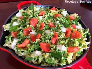 PASTA CON PESTO DE RUCULA, TOMATE Y QUESO DE CABRA