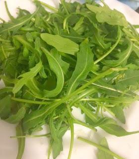 PASTA CON PESTO DE RUCULA, TOMATE Y QUESO DE CABRA