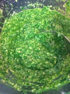 PASTA CON PESTO DE RUCULA, TOMATE Y QUESO DE CABRA