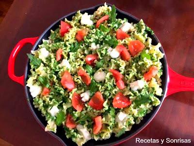 PASTA CON PESTO DE RUCULA, TOMATE Y QUESO DE CABRA
