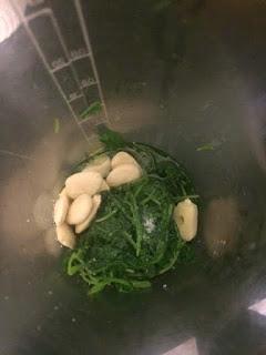 PASTA CON PESTO DE RUCULA, TOMATE Y QUESO DE CABRA