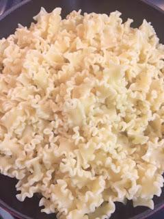 PASTA CON PESTO DE RUCULA, TOMATE Y QUESO DE CABRA