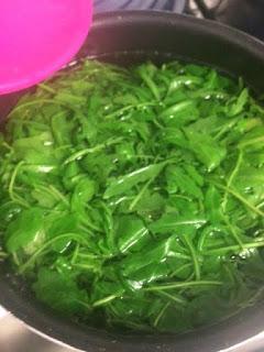 PASTA CON PESTO DE RUCULA, TOMATE Y QUESO DE CABRA
