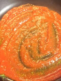 PASTA CON PESTO DE RUCULA, TOMATE Y QUESO DE CABRA