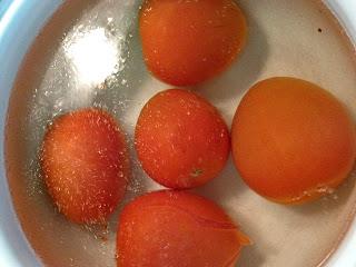 PASTA CON PESTO DE RUCULA, TOMATE Y QUESO DE CABRA