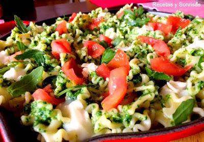 PASTA CON PESTO DE RUCULA, TOMATE Y QUESO DE CABRA