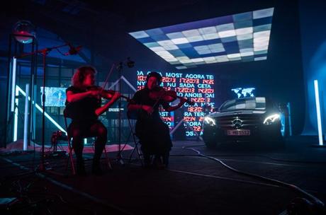 Mercedes-Benz crea el primer anuncio en directo para presentar sus automóviles eléctricos