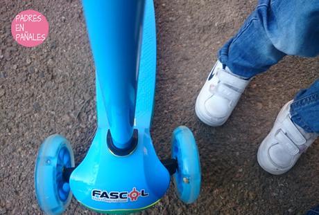 Probamos el patinete plegable de Fascol para niños desde los 2 años
