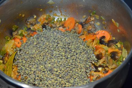 Lentejas de puy guisadas con verduras y setas