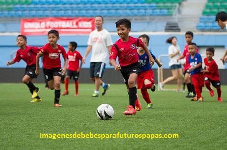 imagenes de niños jugando al futbol parque