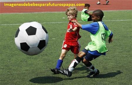 imagenes de niños jugando al futbol pelota