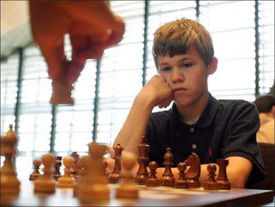 Ahí está, es él; su nombre: MAGNUS CARLSEN !! (12)