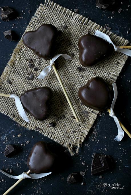 Cómo hacer cake pops de corazón de chocolate. Receta