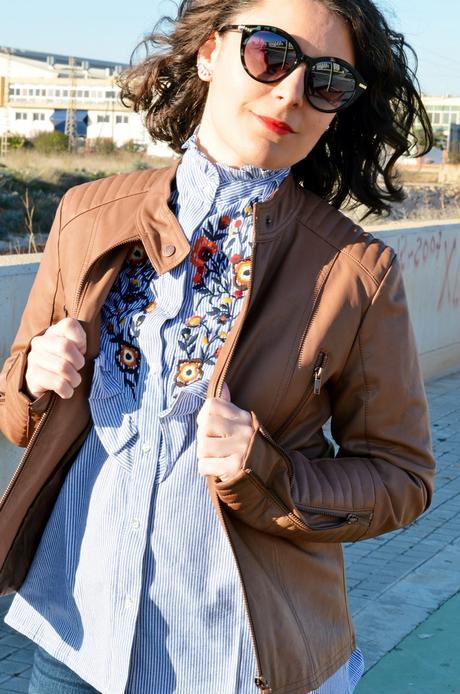 Blusa bordada y con volantes