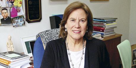 Impiden a ex ministra chilena viajar a La Habana a recibir premio