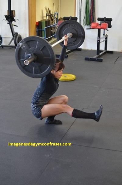 imagenes de mujeres haciendo ejercicio en el gym pesas