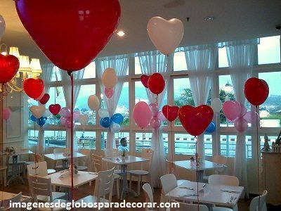 decoracion con globos en forma de corazon mesas