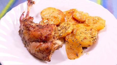 CONEJO AL HORNO CON PATATAS PANADERAS