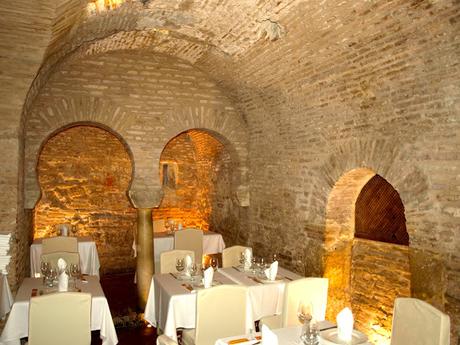 Los baños árabes del Mesón del Moro.