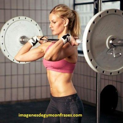 fotos de mujeres entrenando en el gym naturales