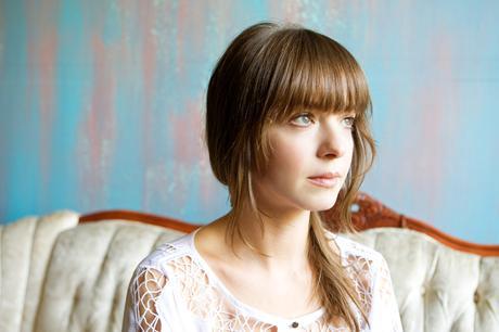 Laura Jansen- Use Somebody