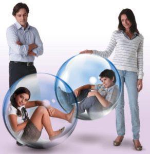 Imagen de hijos sobre-protegidos por su padres, simbólicamente dentro de una burbuja, para representar la dependencia emocional
