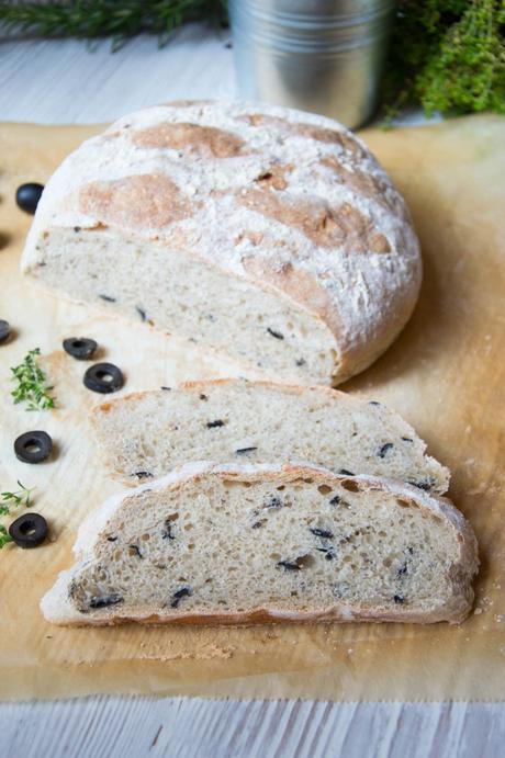 Pan de aceitunas negras y tomillo