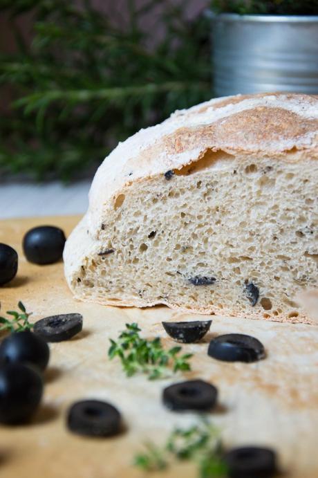 Pan de aceitunas negras y tomillo Pan de aceitunas negras y tomillo