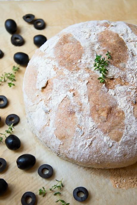 Pan de aceitunas negras y tomillo Pan de aceitunas negras y tomillo