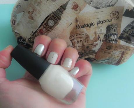 Manicura en tonos blancos + Mi neceser de CosmetiChollos