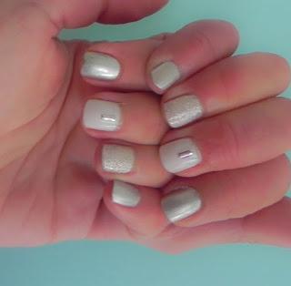 Manicura en tonos blancos + Mi neceser de CosmetiChollos