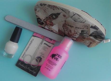 Manicura en tonos blancos + Mi neceser de CosmetiChollos Manicura en tonos blancos + Mi neceser de CosmetiChollos