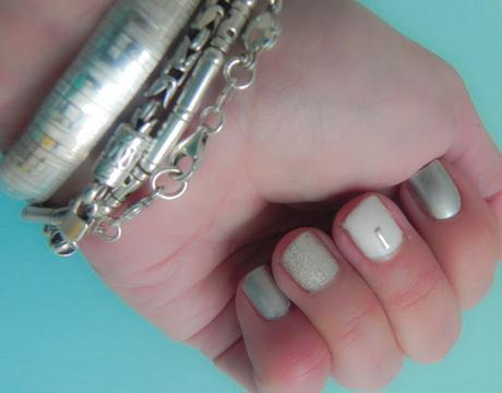 Manicura en tonos blancos + Mi neceser de CosmetiChollos