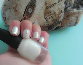 Manicura en tonos blancos + Mi neceser de CosmetiChollos